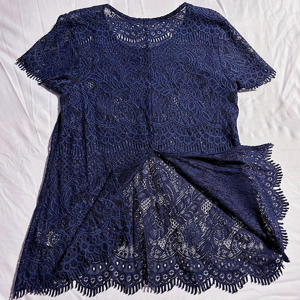 Maurices Women’s Navy Blue Lace Short Sleeve Split Open Back Top Size Medium NEW